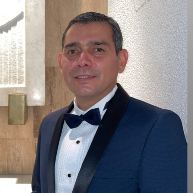 Dr. Moisés Valenzuela Nario